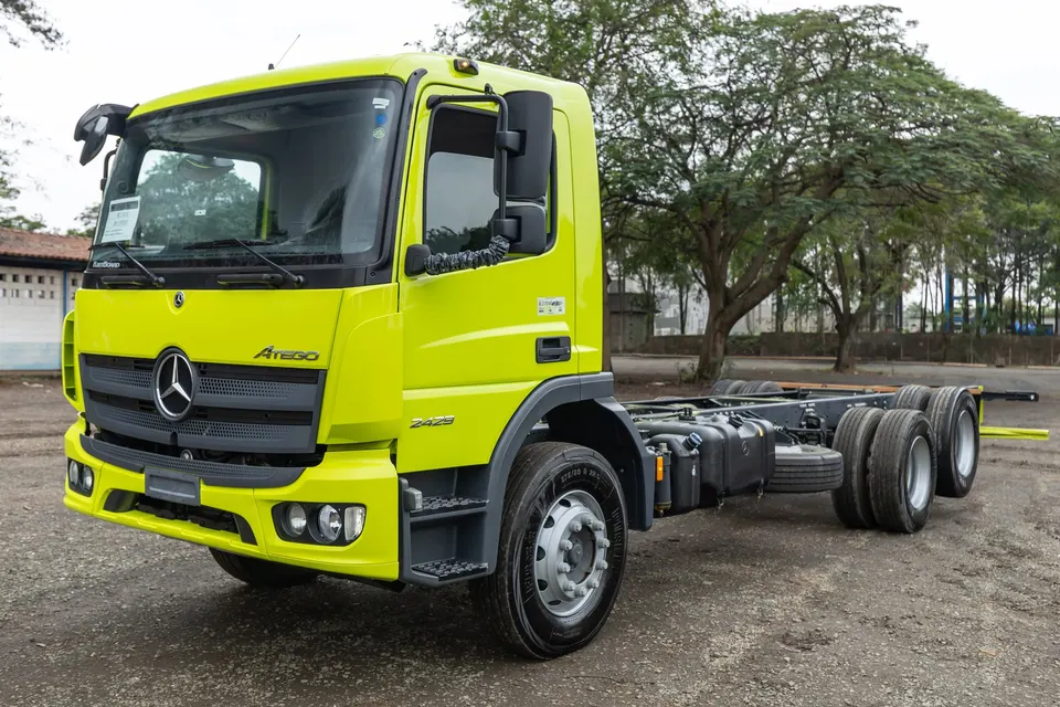 Mercedes-Benz Atego 2429 6x2 entre-eixos ...