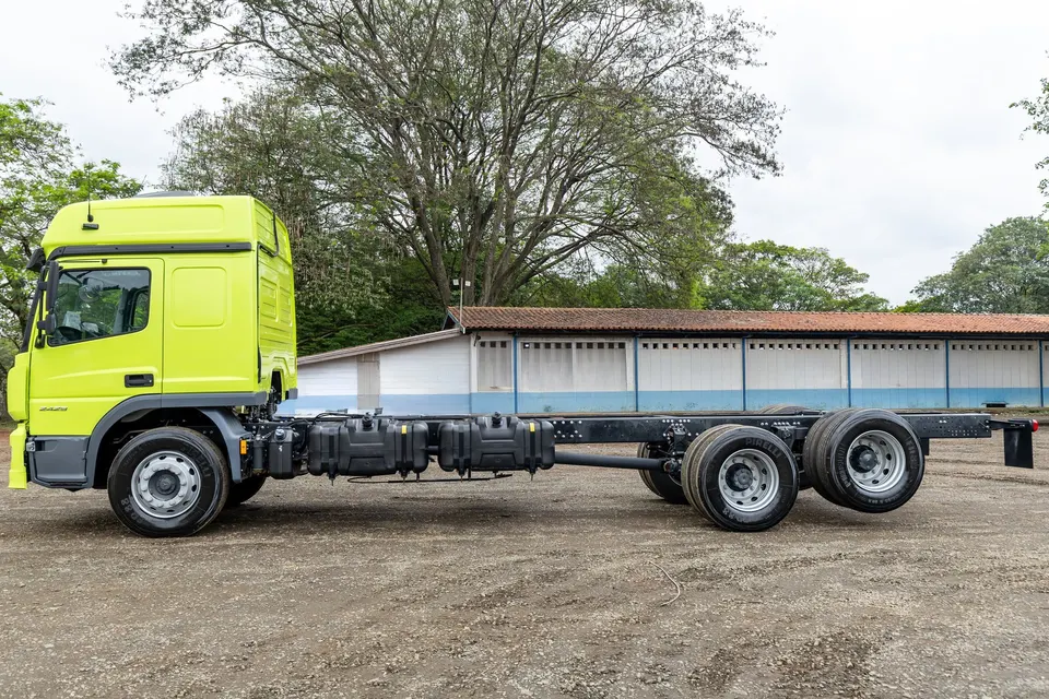 Mercedes-Benz Atego 2429 6x2 entre-eixos ...