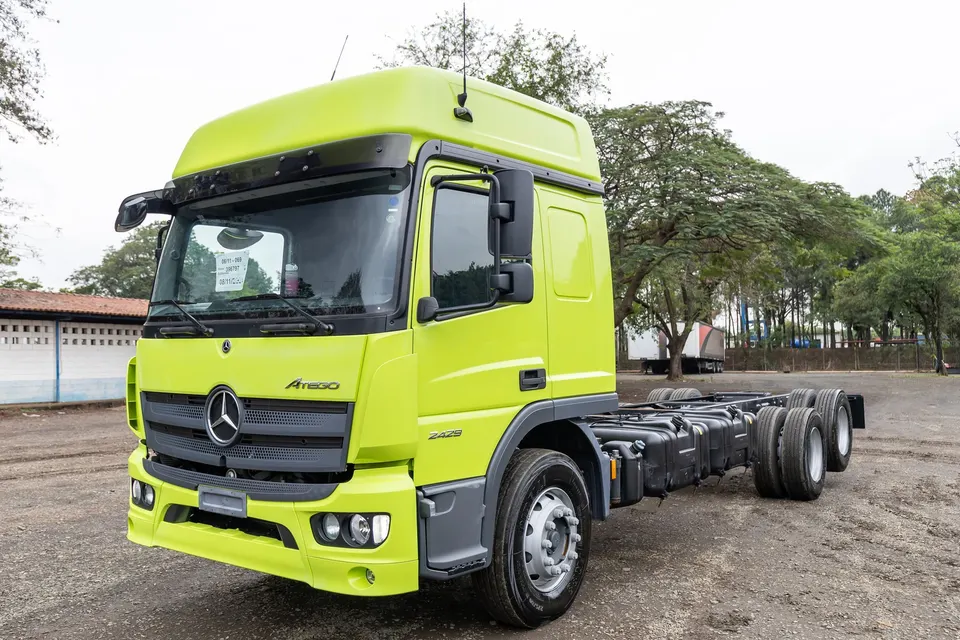 Mercedes-Benz Atego 2429 6x2 entre-eixos ...
